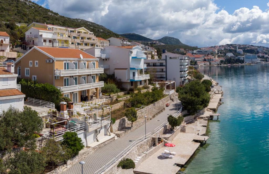 Privatna plaža vile Sršen